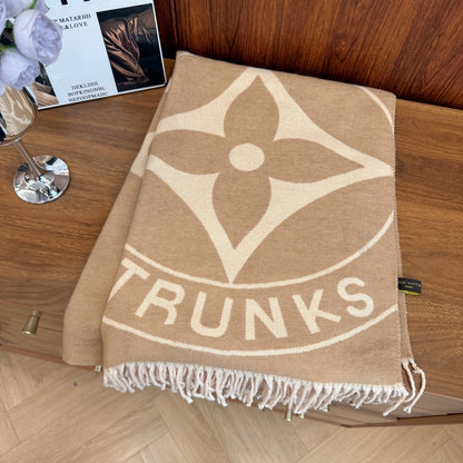 Fashionable Four-Leaf Clover Letter Scarf