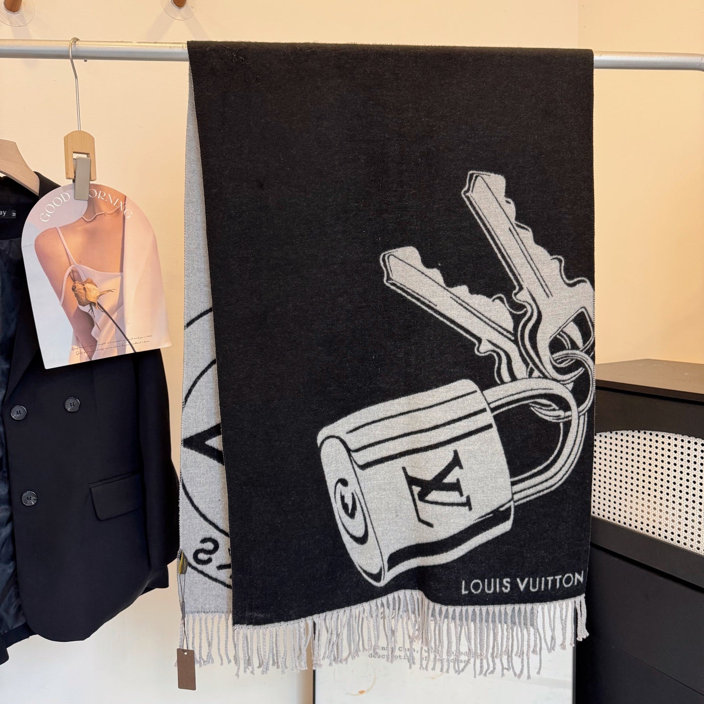 Fashionable Four-Leaf Clover Letter Scarf