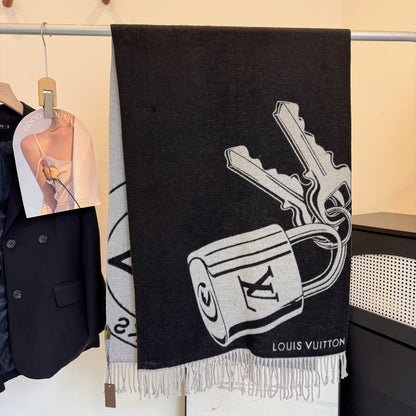 Fashionable Four-Leaf Clover Letter Scarf