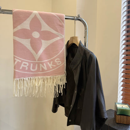 Fashionable Four-Leaf Clover Letter Scarf