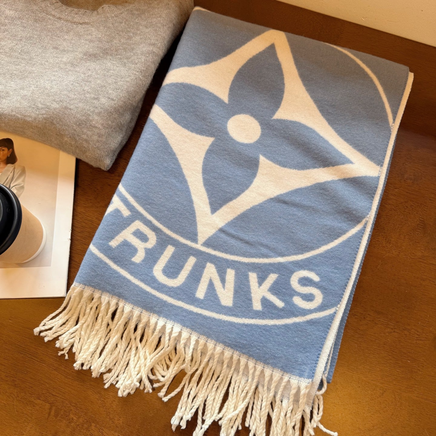 Fashionable Four-Leaf Clover Letter Scarf