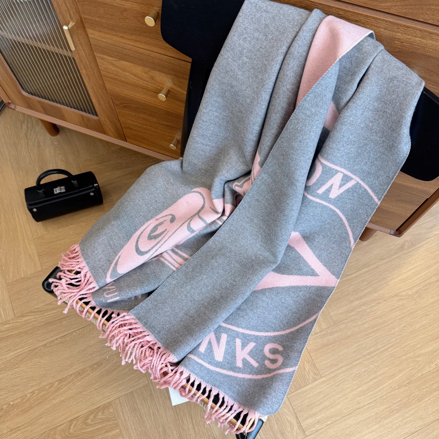 Fashionable Four-Leaf Clover Letter Scarf