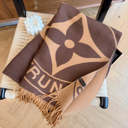 Fashionable Four-Leaf Clover Letter Scarf