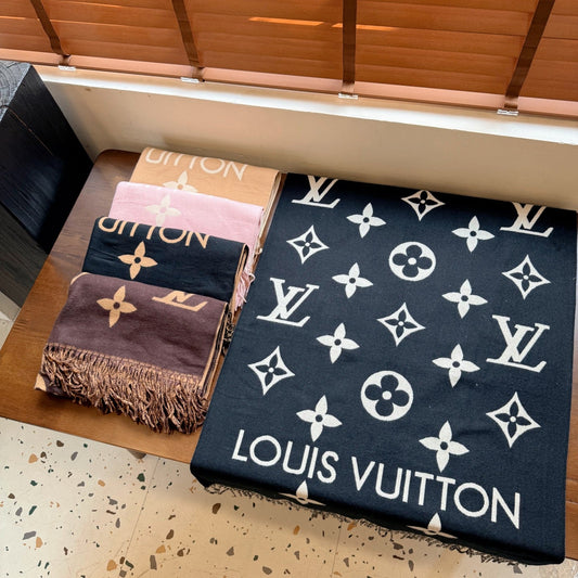 Fashionable Four-Leaf Clover Letter Scarf