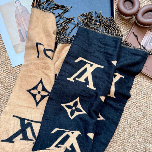 Fashionable Four-Leaf Clover Letter Scarf