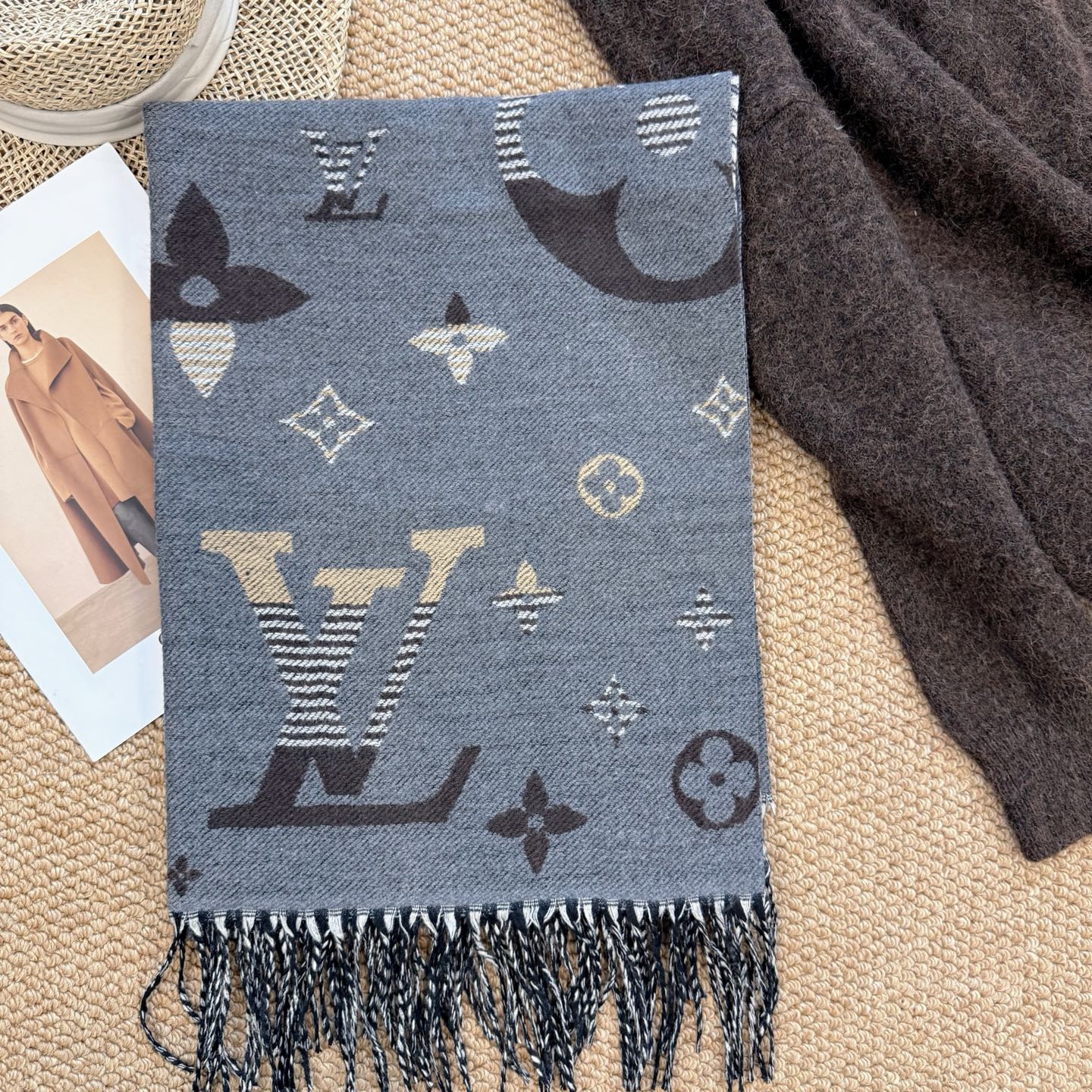 Fashionable Four-Leaf Clover Letter Scarf