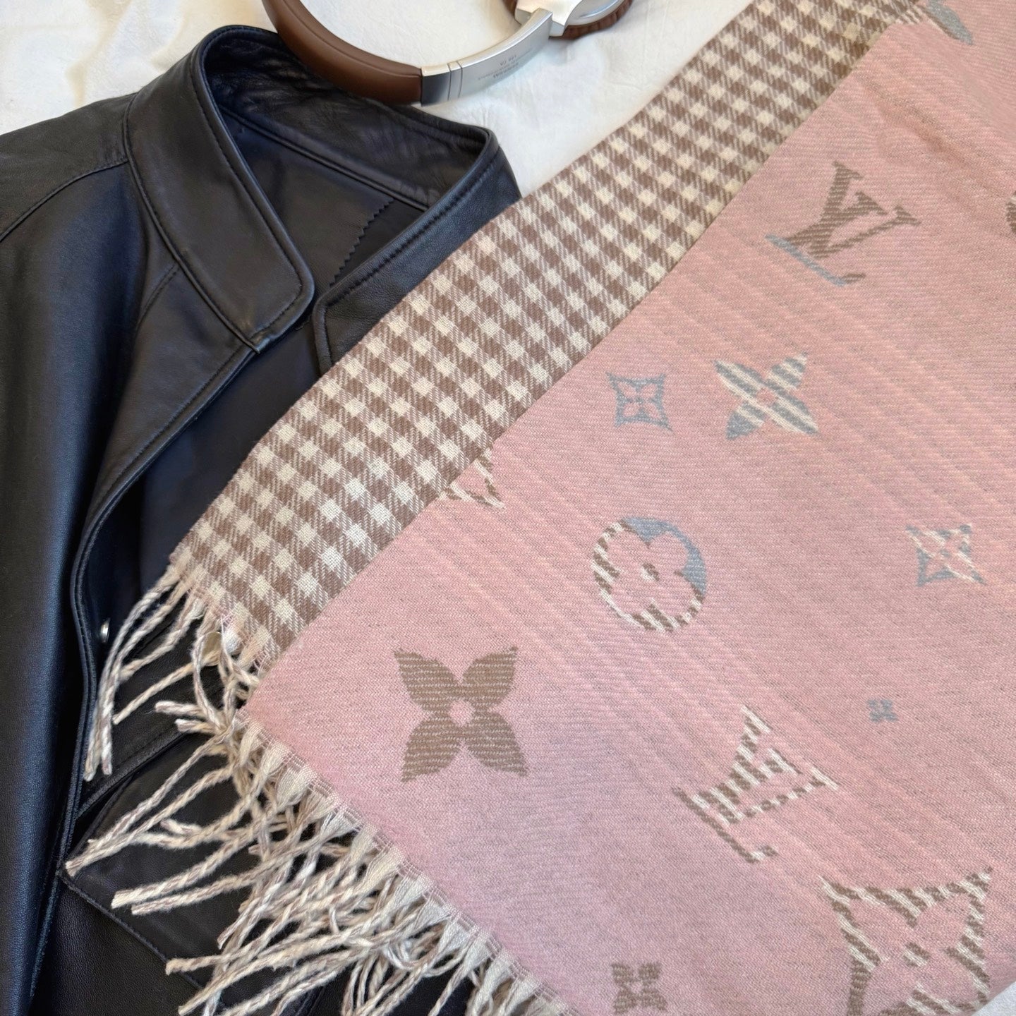 Fashionable Four-Leaf Clover Letter Scarf