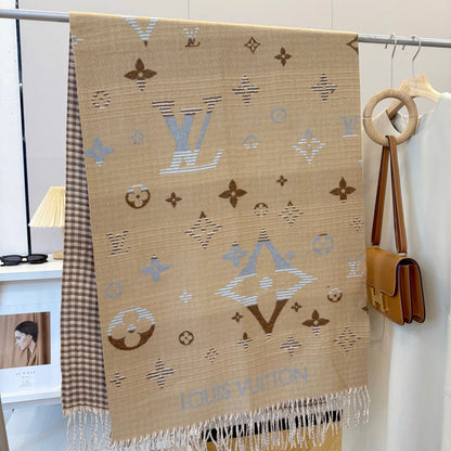 Fashionable Four-Leaf Clover Letter Scarf