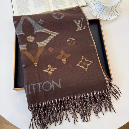 Fashionable Four-Leaf Clover Letter Scarf