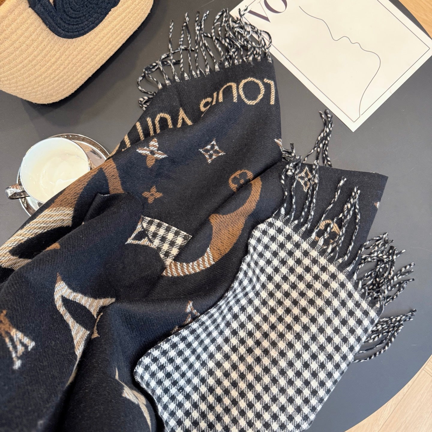 Fashionable Four-Leaf Clover Letter Scarf