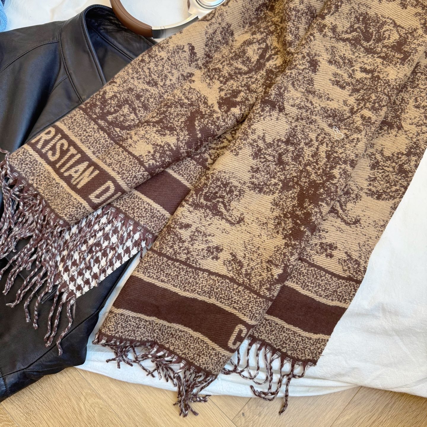 Fashionable CD Letter Scarf