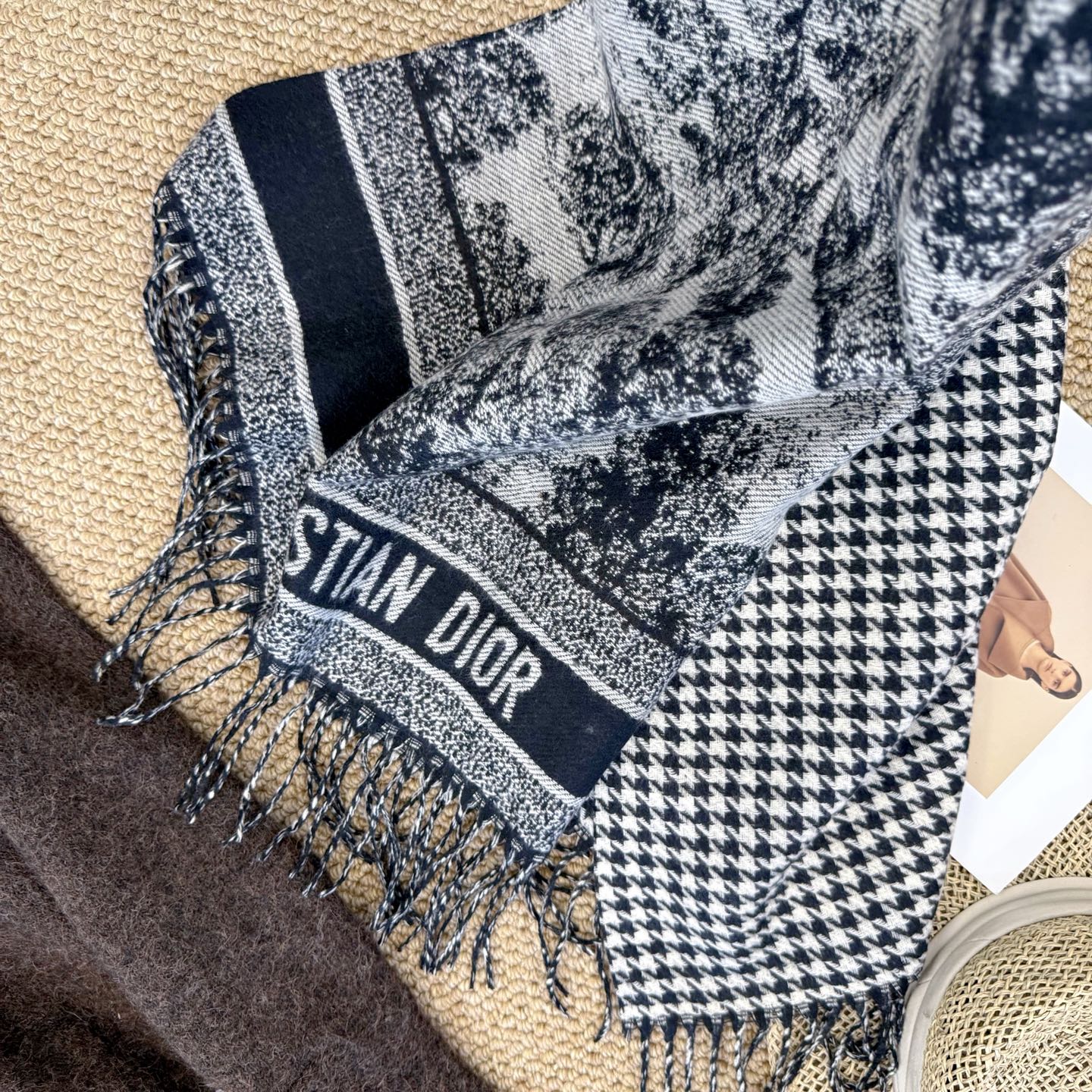 Fashionable CD Letter Scarf