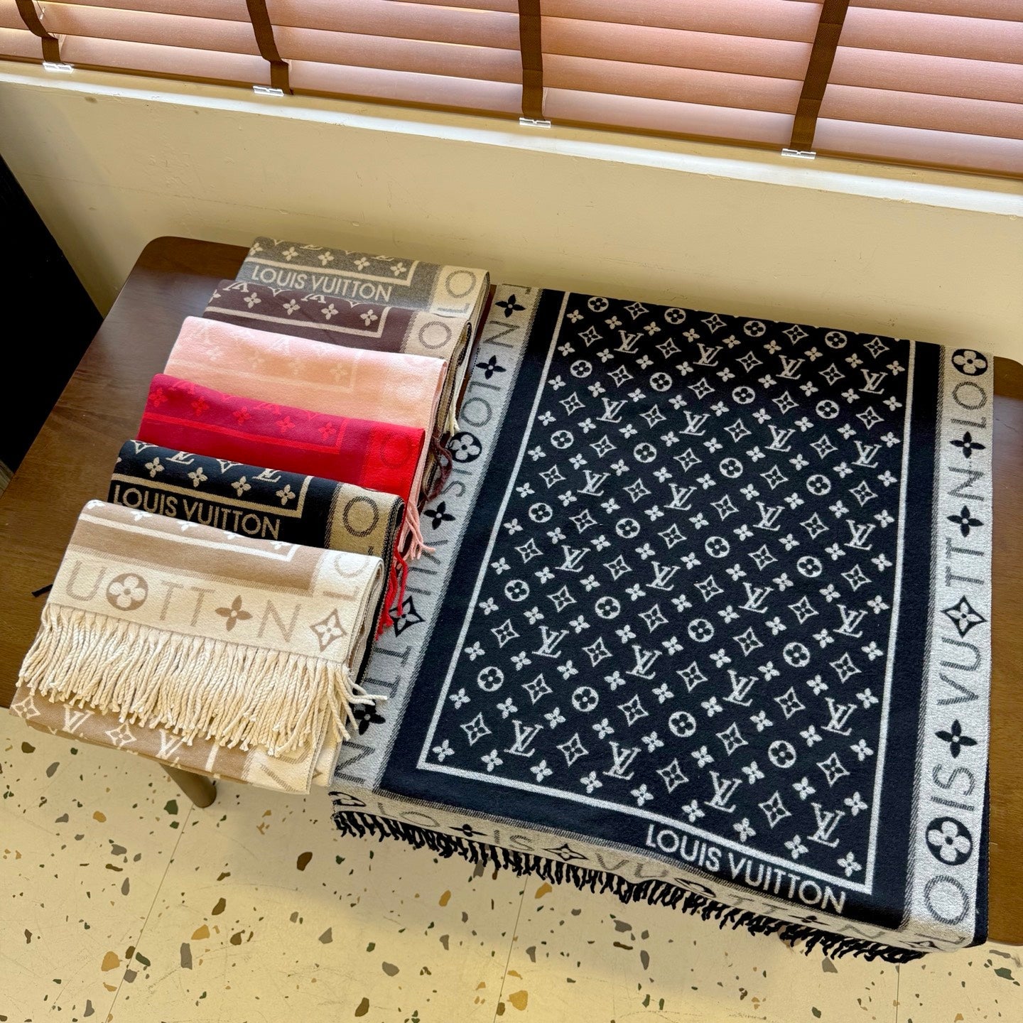 Fashionable Four-Leaf Clover Letter Scarf