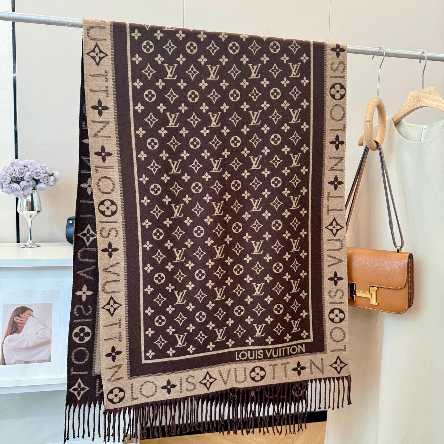 Fashionable Four-Leaf Clover Letter Scarf