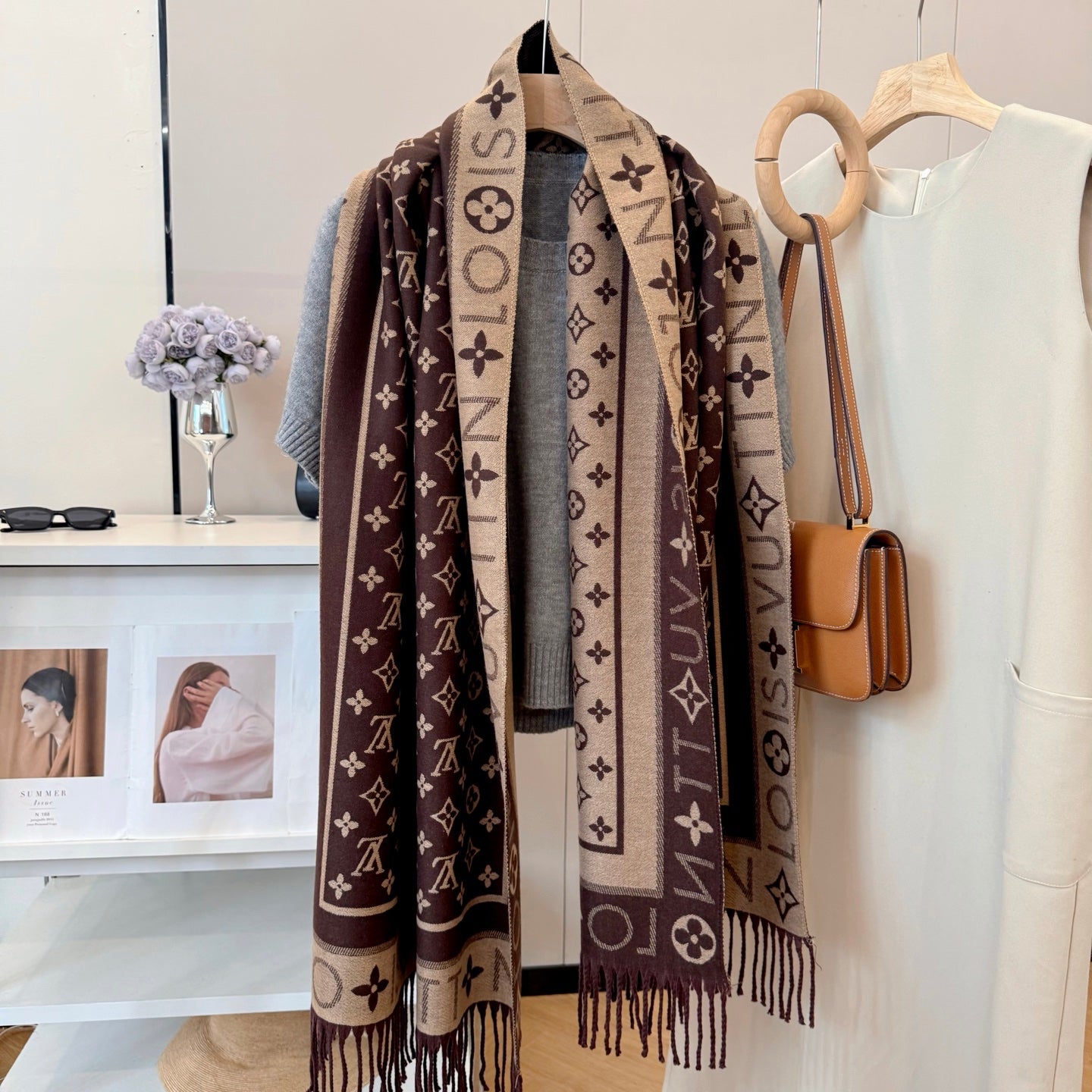 Fashionable Four-Leaf Clover Letter Scarf