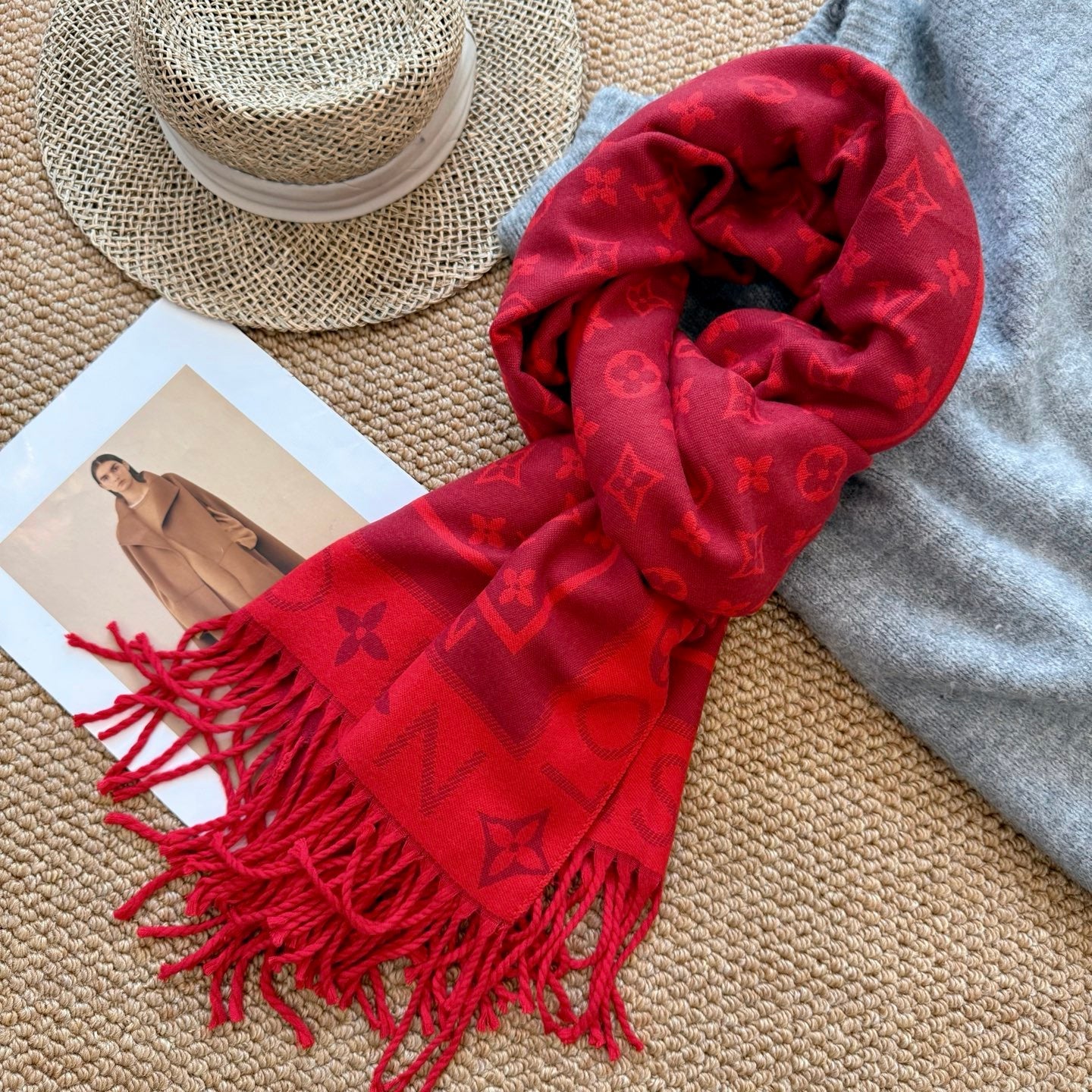 Fashionable Four-Leaf Clover Letter Scarf