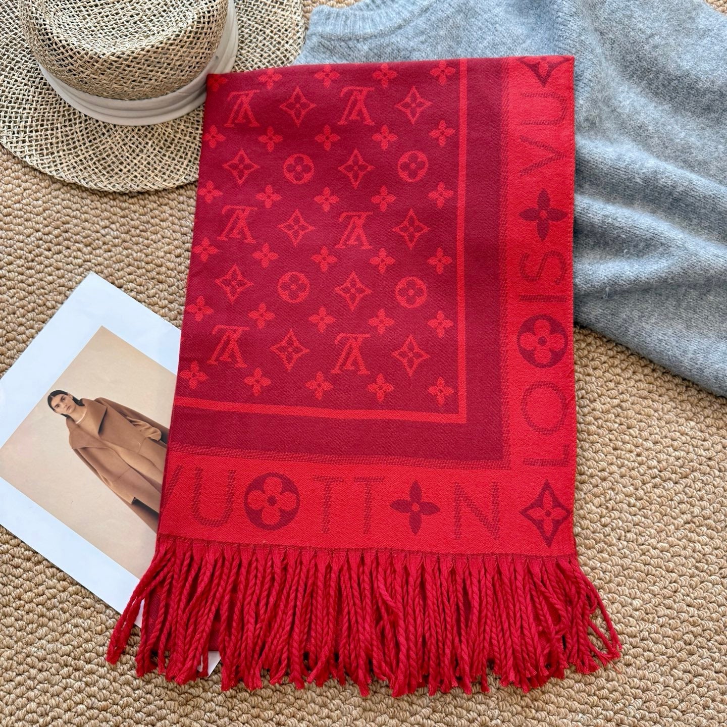 Fashionable Four-Leaf Clover Letter Scarf