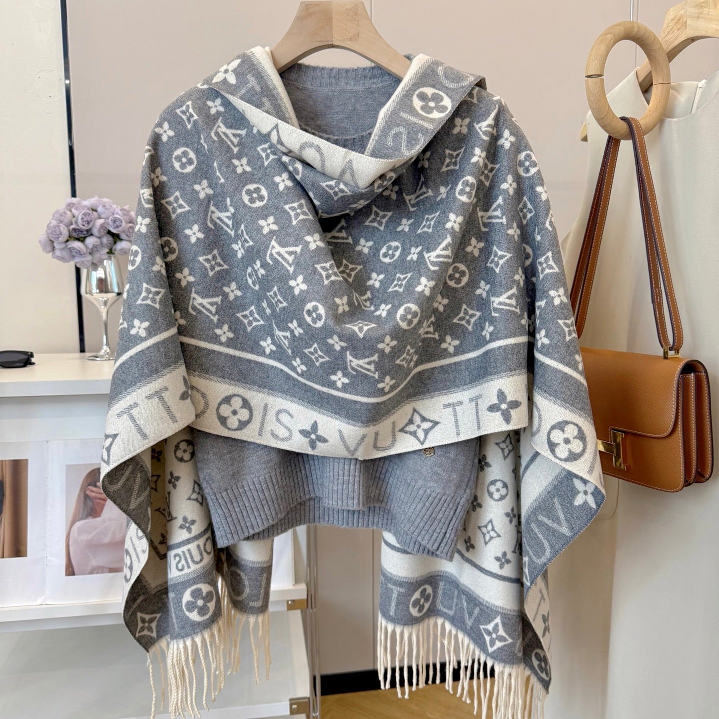 Fashionable Four-Leaf Clover Letter Scarf