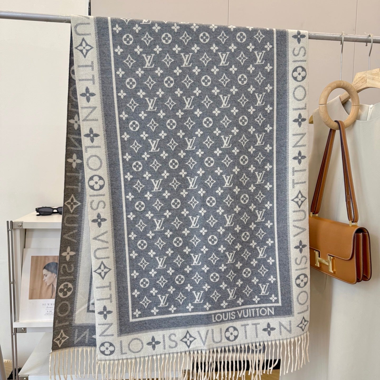 Fashionable Four-Leaf Clover Letter Scarf