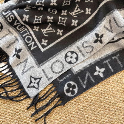 Fashionable Four-Leaf Clover Letter Scarf