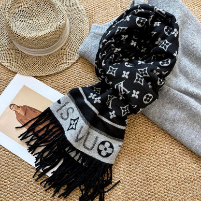 Fashionable Four-Leaf Clover Letter Scarf