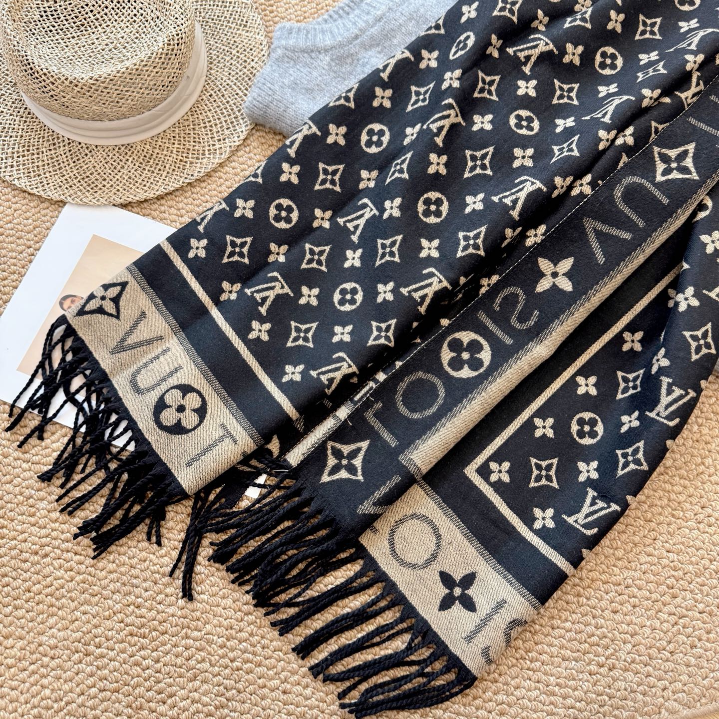 Fashionable Four-Leaf Clover Letter Scarf