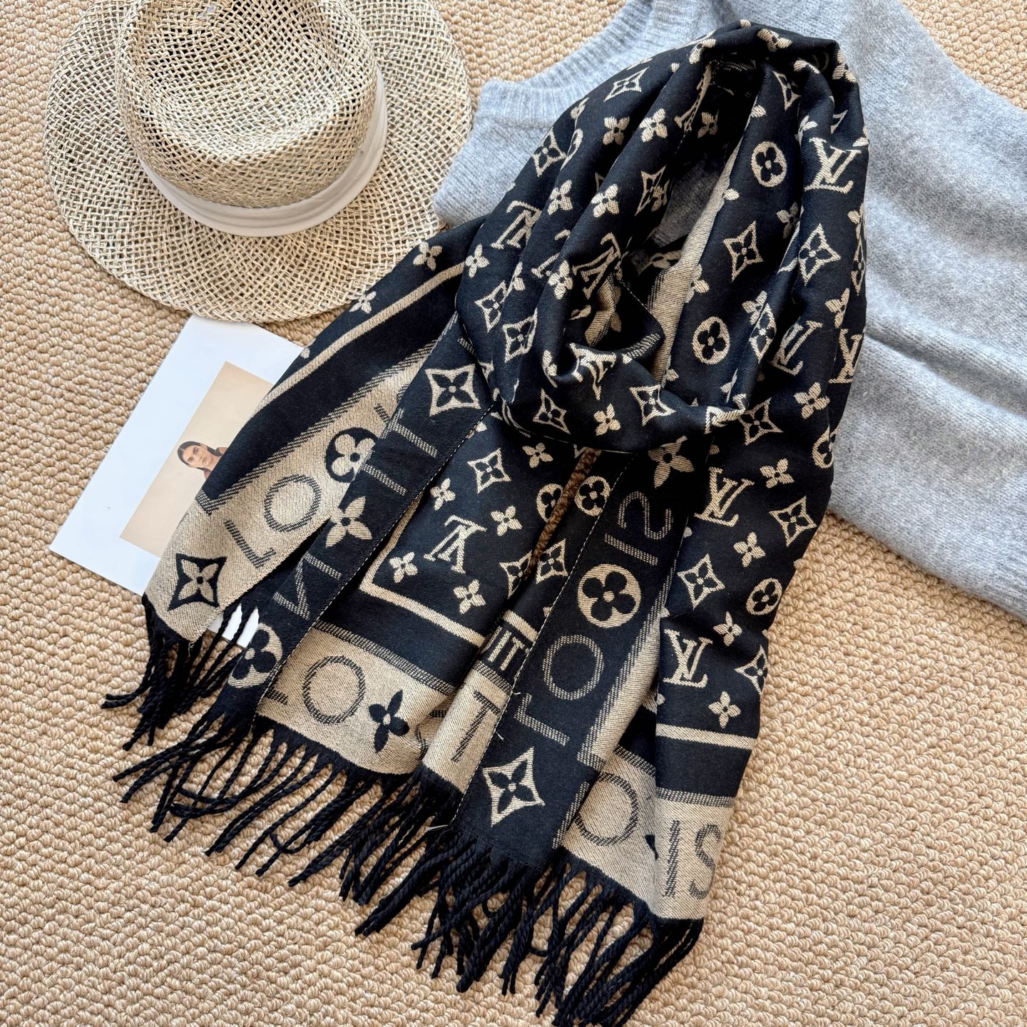 Fashionable Four-Leaf Clover Letter Scarf