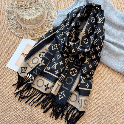Fashionable Four-Leaf Clover Letter Scarf
