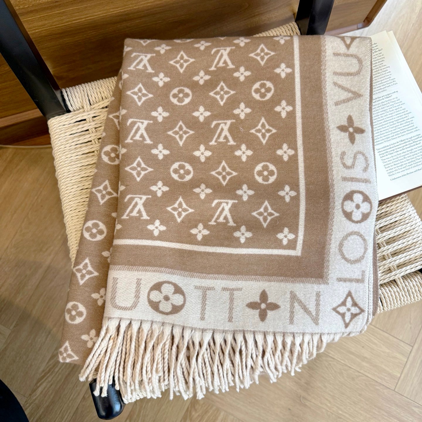 Fashionable Four-Leaf Clover Letter Scarf