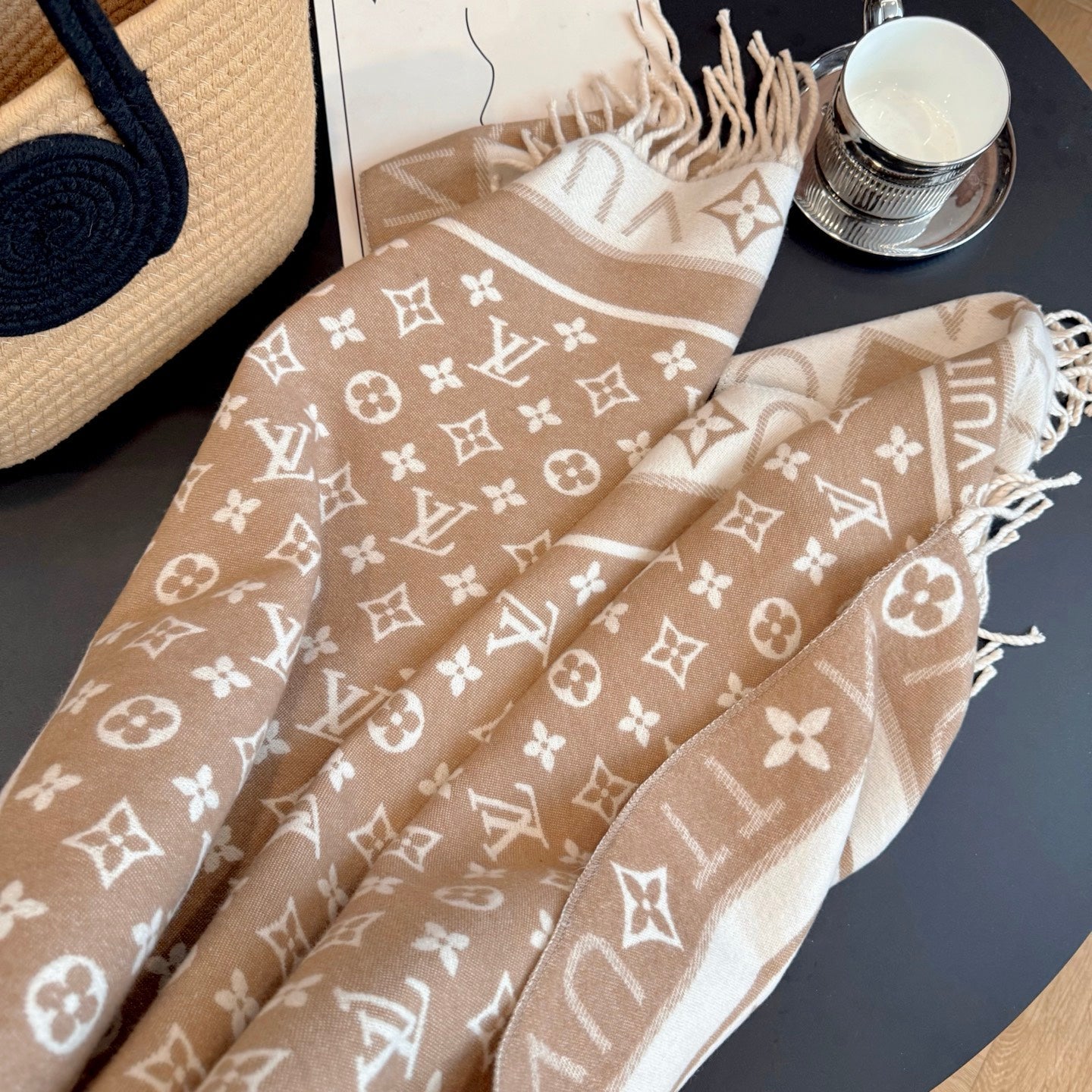 Fashionable Four-Leaf Clover Letter Scarf