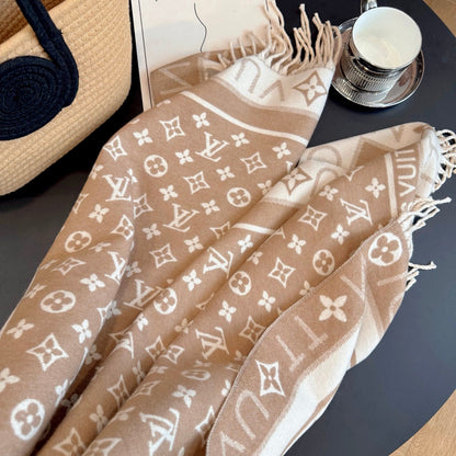 Fashionable Four-Leaf Clover Letter Scarf