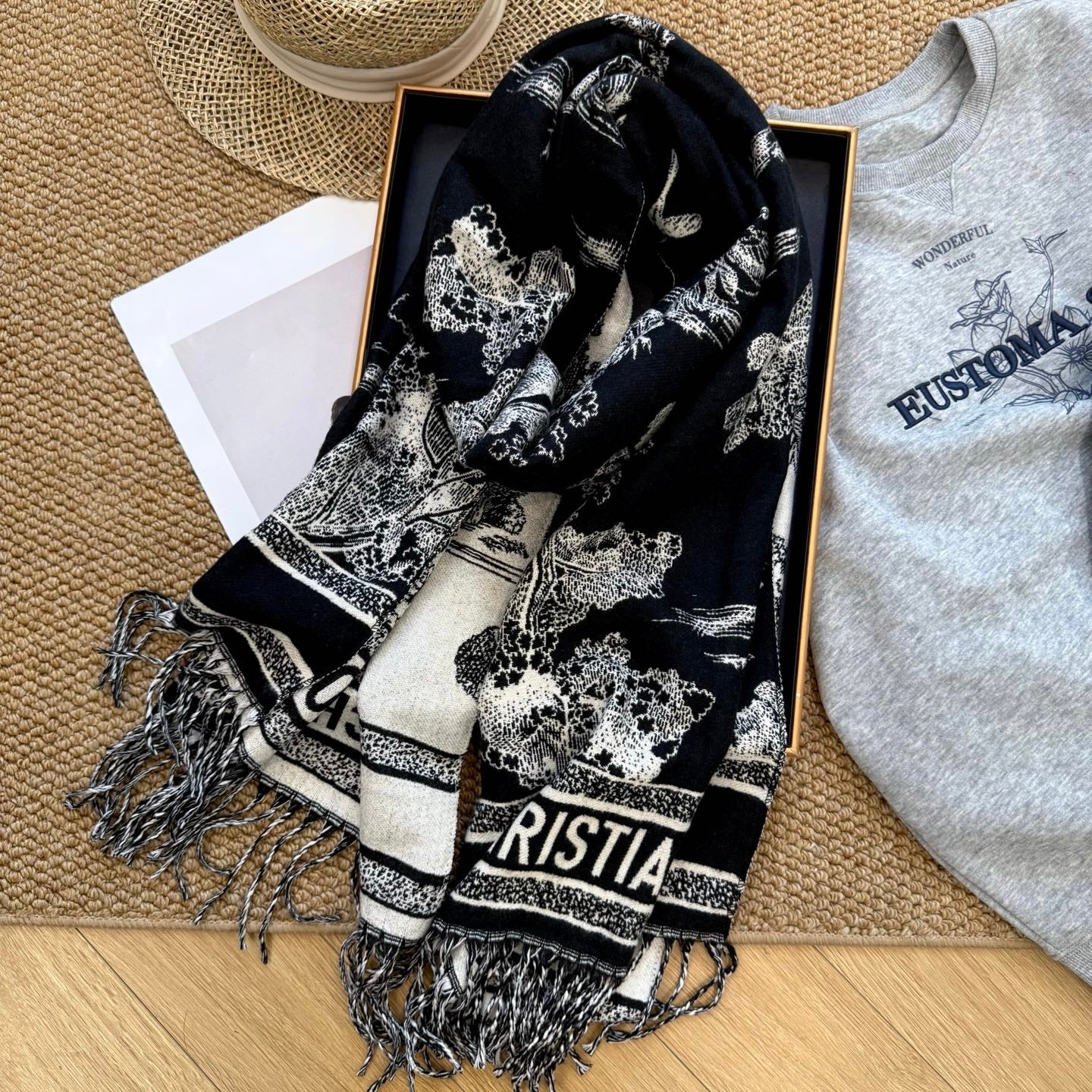 Fashionable CD Letter Scarf