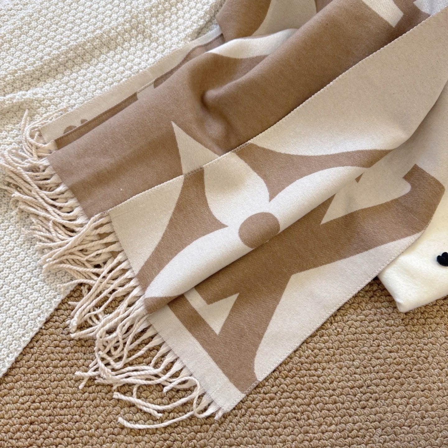 Fashionable Four-Leaf Clover Letter Scarf