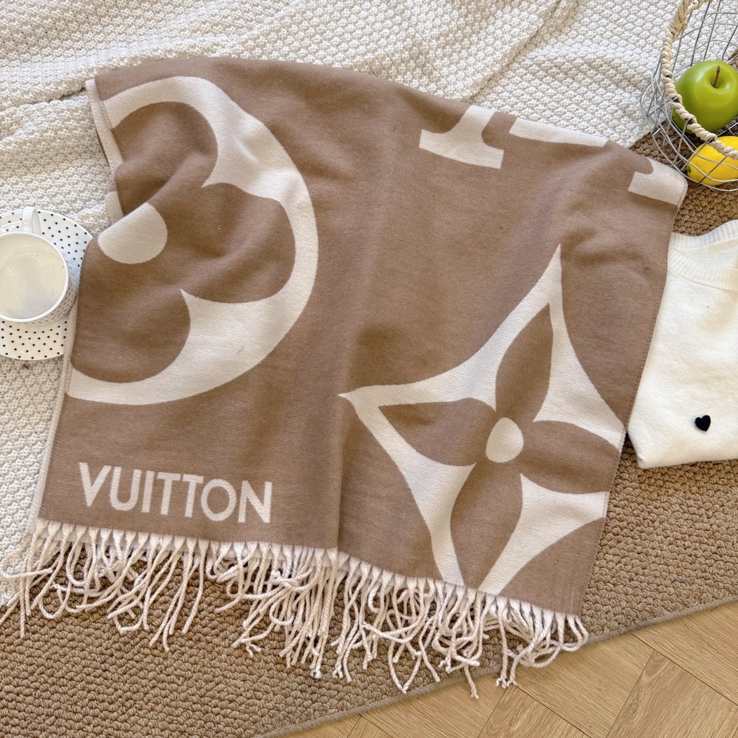 Fashionable Four-Leaf Clover Letter Scarf