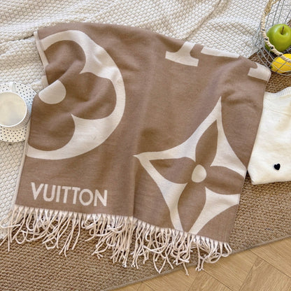 Fashionable Four-Leaf Clover Letter Scarf