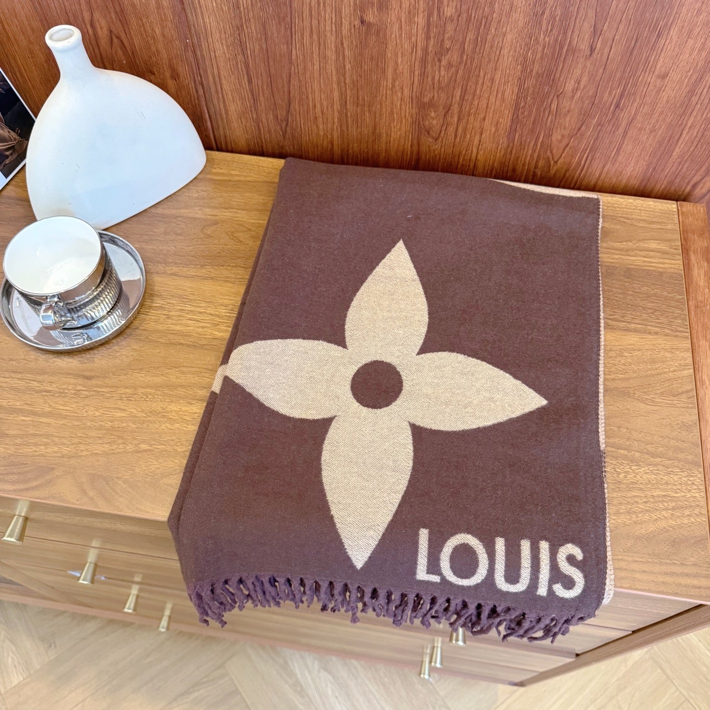 Fashionable Four-Leaf Clover Letter Scarf