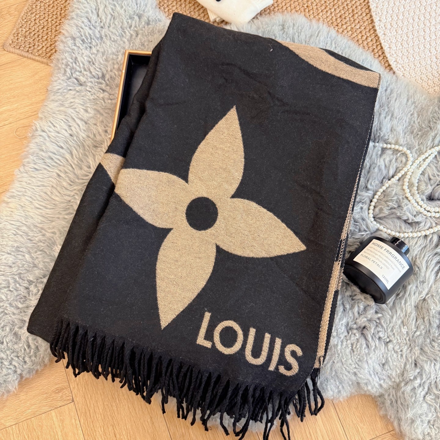 Fashionable Four-Leaf Clover Letter Scarf