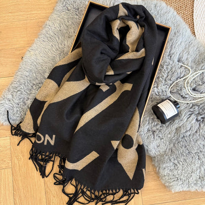 Fashionable Four-Leaf Clover Letter Scarf