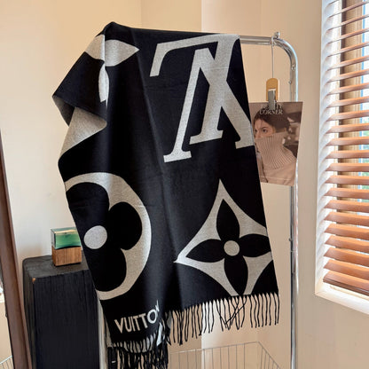 Fashionable Four-Leaf Clover Letter Scarf