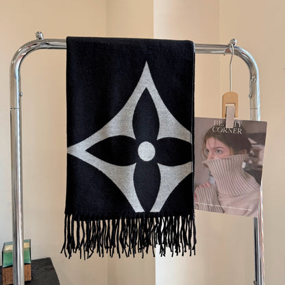 Fashionable Four-Leaf Clover Letter Scarf