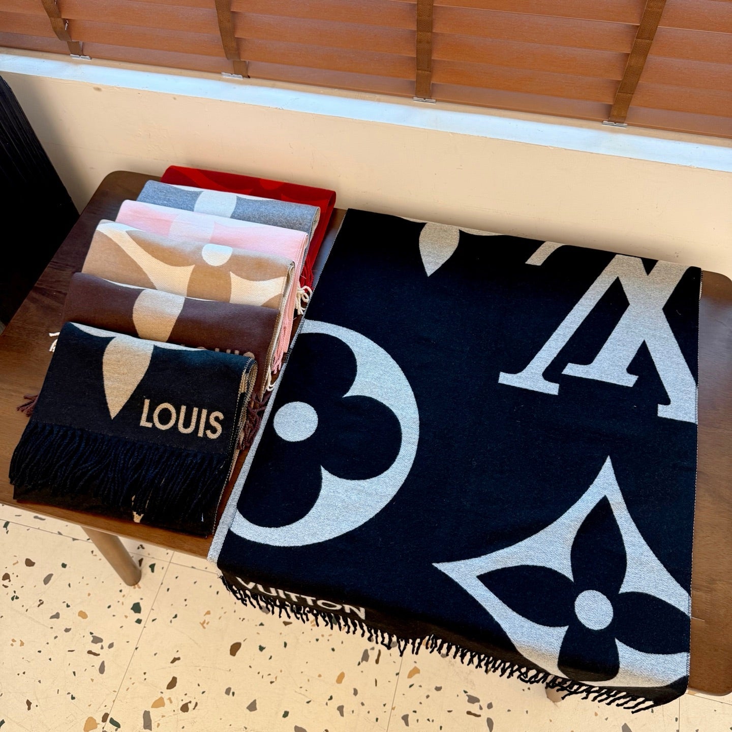 Fashionable Four-Leaf Clover Letter Scarf