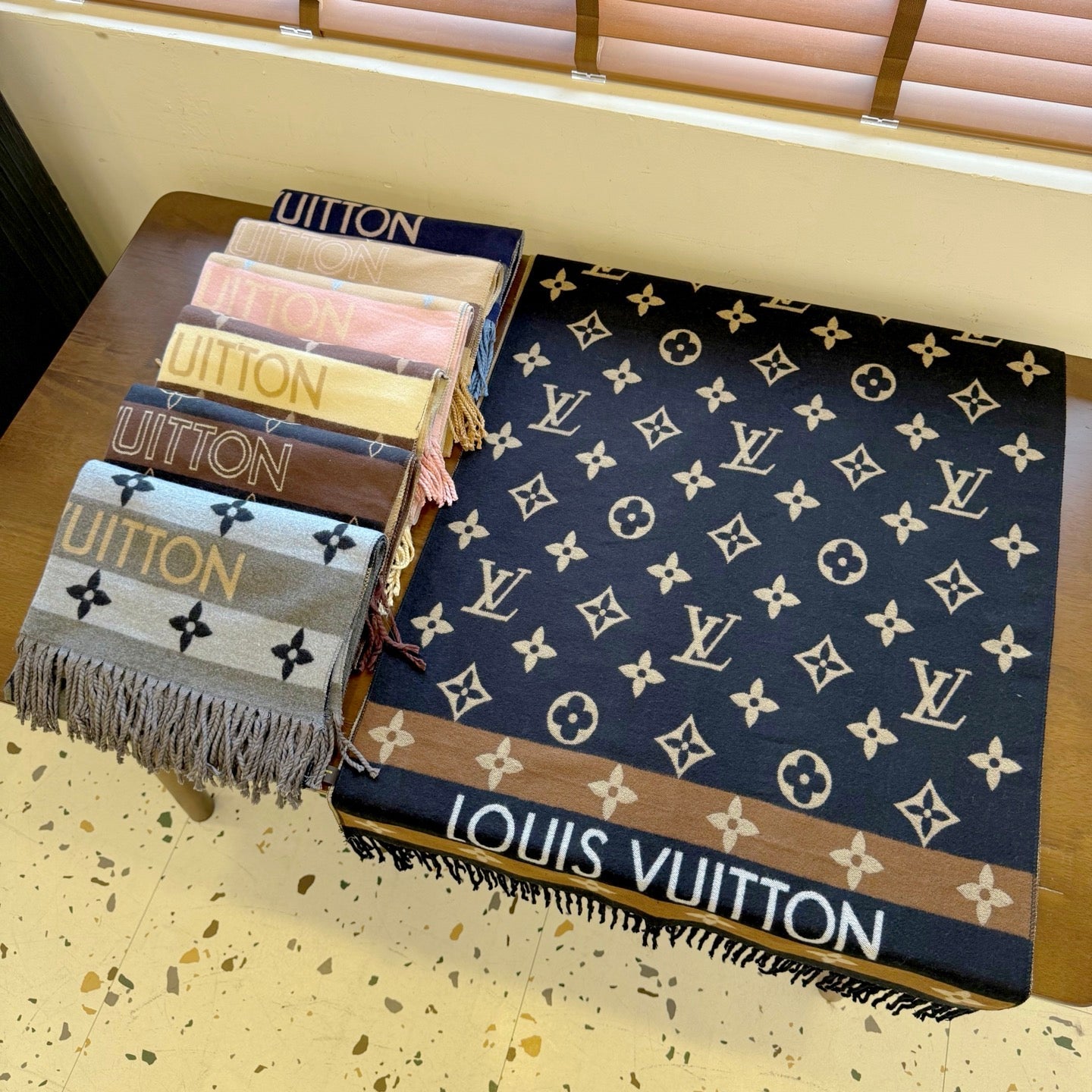 Fashionable Four-Leaf Clover Letter Scarf