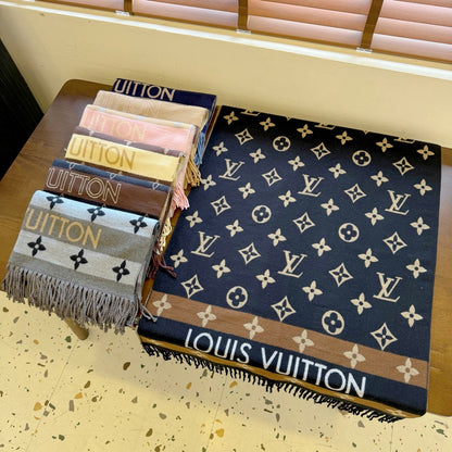 Fashionable Four-Leaf Clover Letter Scarf