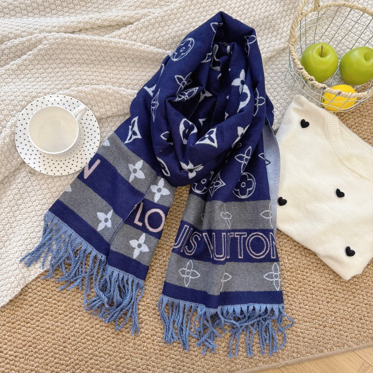 Fashionable Four-Leaf Clover Letter Scarf