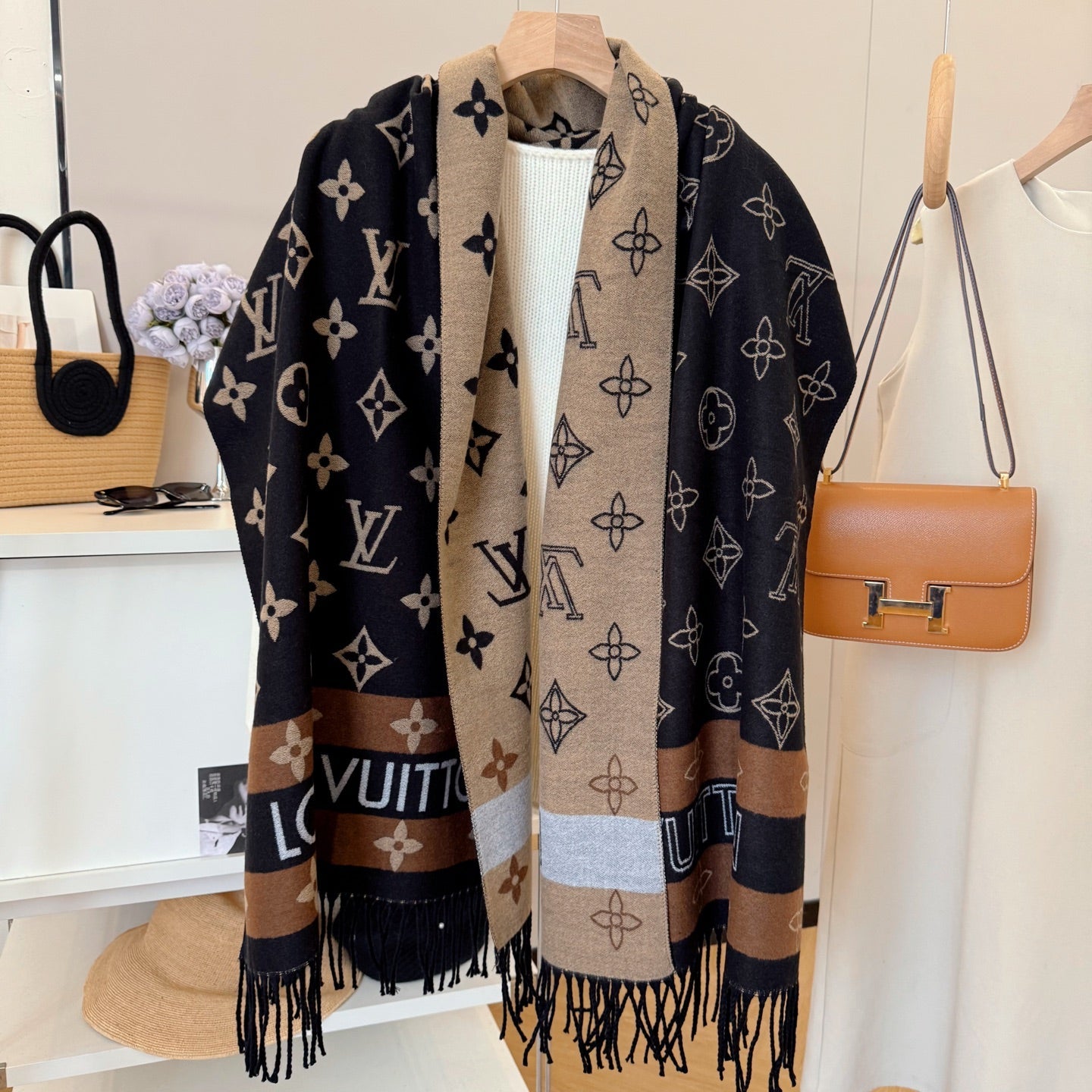 Fashionable Four-Leaf Clover Letter Scarf