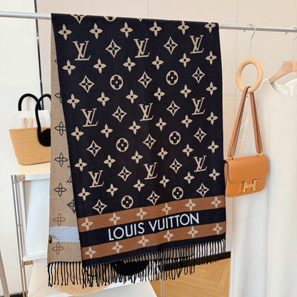 Fashionable Four-Leaf Clover Letter Scarf