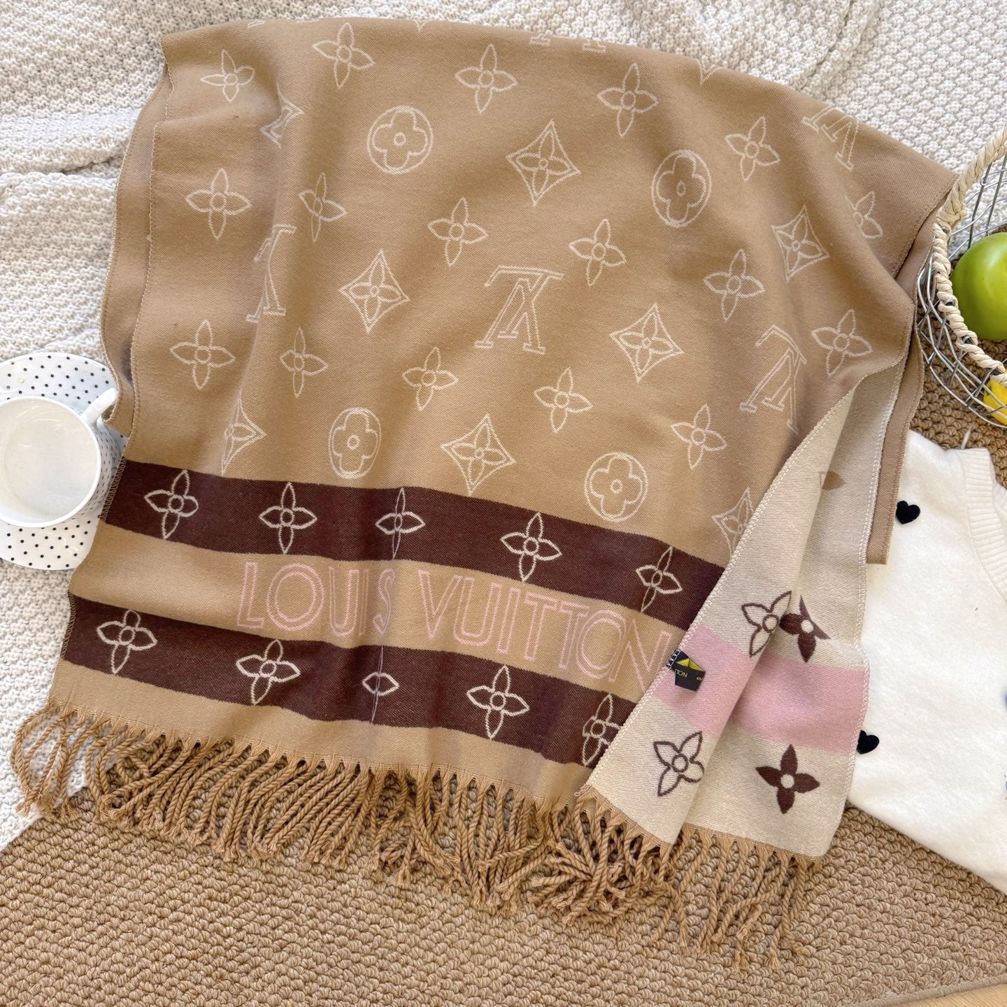 Fashionable Four-Leaf Clover Letter Scarf