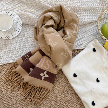 Fashionable Four-Leaf Clover Letter Scarf