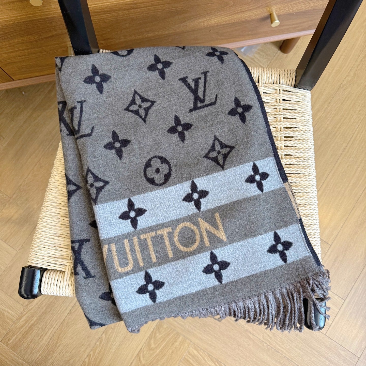 Fashionable Four-Leaf Clover Letter Scarf