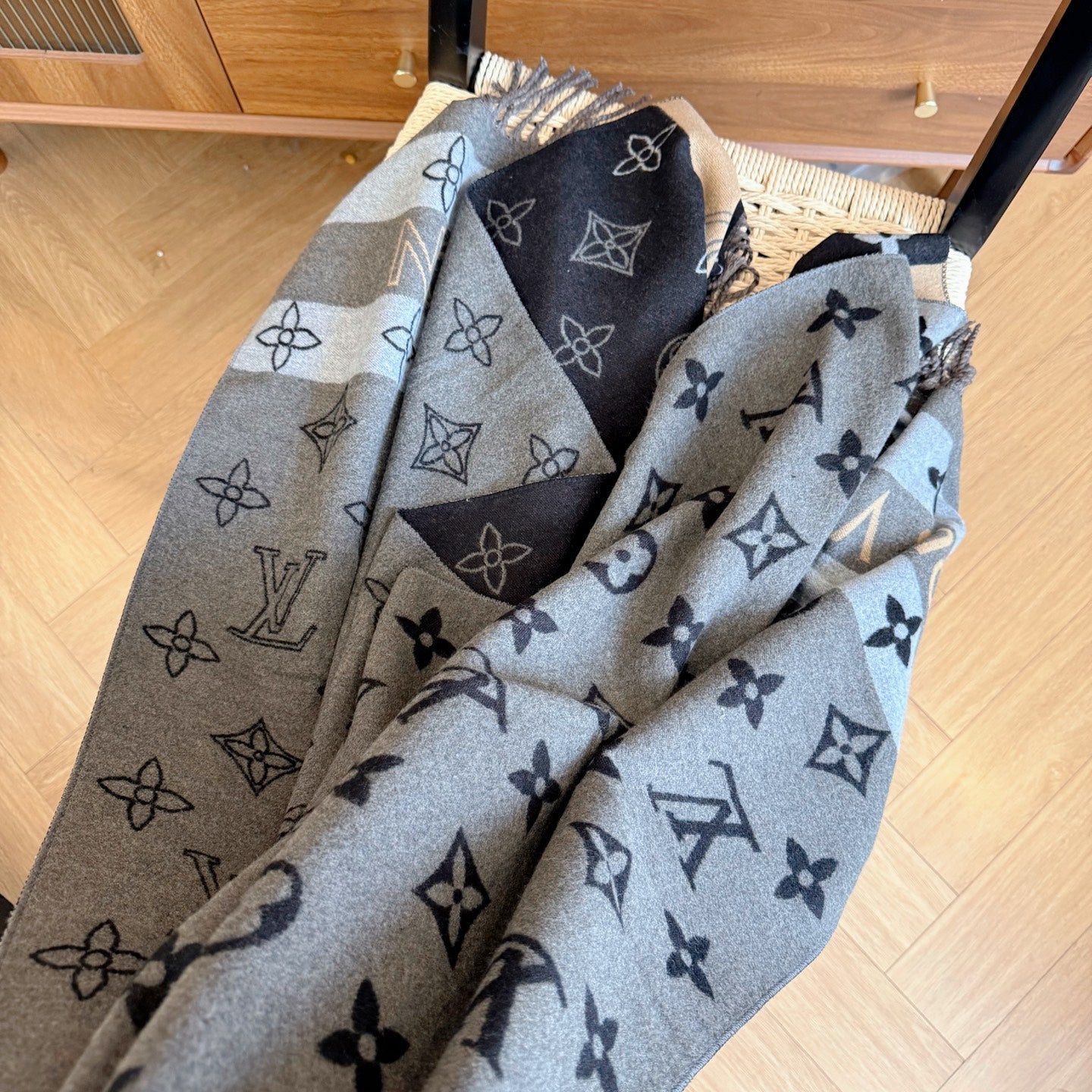 Fashionable Four-Leaf Clover Letter Scarf